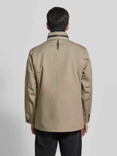 Männermodel trägt Jacke mit Stehkragen und Pattentaschen Modell 'DEFENDER' von G-LAB aus Baumwoll-Mix in Beige, Regular-Fit, Ganzkörperansicht Rückansicht.