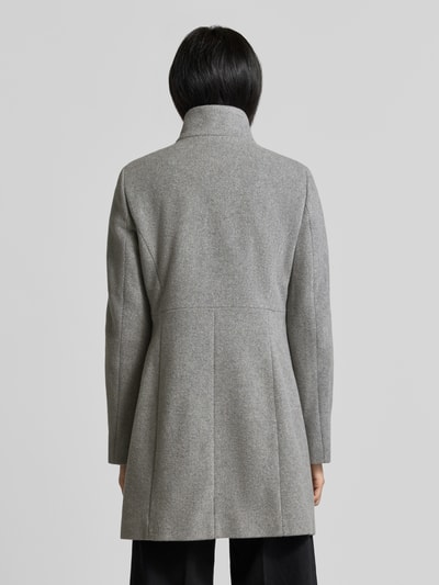 Frauenmodel trägt Regular Fit Mantel aus Woll-Mix von FUCHS SCHMITT in Hellgrau, strukturierte Oberfläche, Rückenlänge 84 cm, Ganzkörperansicht Rückansicht.