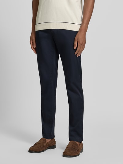 Männermodel trägt Hose mit Eingrifftaschen von Christian Berg Men aus dunkelblauem Baumwoll-Elasthan-Mix, Slim-Fit, Ganzkörperansicht von vorne. Bundweite bei Größe 32/32: 43 cm, Innenbeinlänge: 80 cm, Gesäßtaschen.
