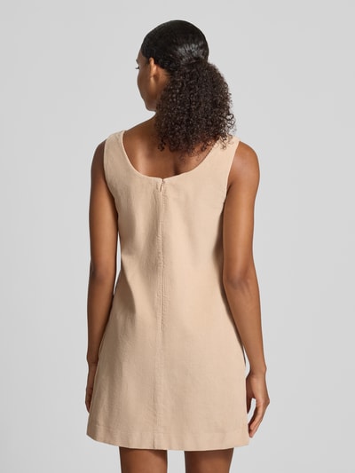 Vrouwenmodel draagt slim fit vrijetijdsjurk uit puur katoen van Lacoste in beige, effen structuur, Ganzkörperansicht Rückansicht. Dames vrijetijdsjurk.