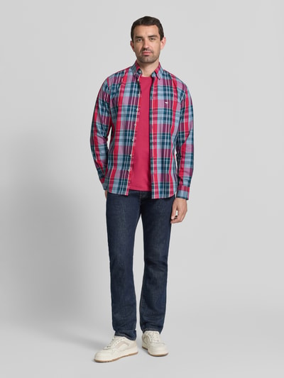 Männermodel trägt Regular Fit Freizeithemd mit Button-Down-Kragen von Fynch-Hatton in Blau-Rot-Karo, reine Baumwolle, Ganzkörperansicht von vorne.