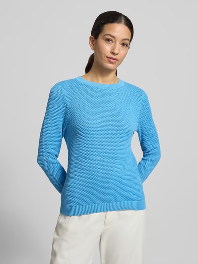 Modelka nosi Strickpullover mit gerippten Abschlüssen Modell 'dalo' od Vila, bawełna, krój slim fit, błękit, okrągły dekolt, przód, półzbliżenie.
