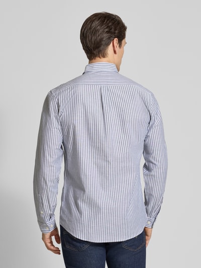 Męski model nosi Relaxed Fit Freizeithemd mit Button-Down-Kragen von Lindbergh, mieszanka materiałów z dodatkiem streczu, wzór w paski, listwa guzikowa, długość tyłu w rozmiarze M 76 cm, szerokość ramion w rozmiarze M 44 cm, długość rękawów w rozmiarze M 64 cm, widok całej sylwetki z tyłu.