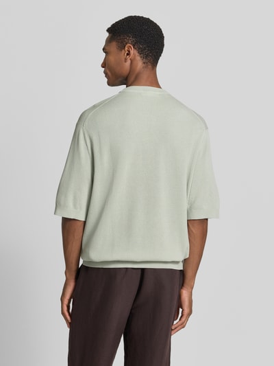Męski model nosi Relaxed Fit T-Shirt aus reiner Baumwolle Modell 'TORINO' von SELECTED HOME w kolorze jasnoszarym, imitacja dzianiny, fakturowany wzór, okrągły dekolt, krótki rękaw, wykończenie materiału: dzianina, materiał: czysta bawełna, widok całej sylwetki z tyłu