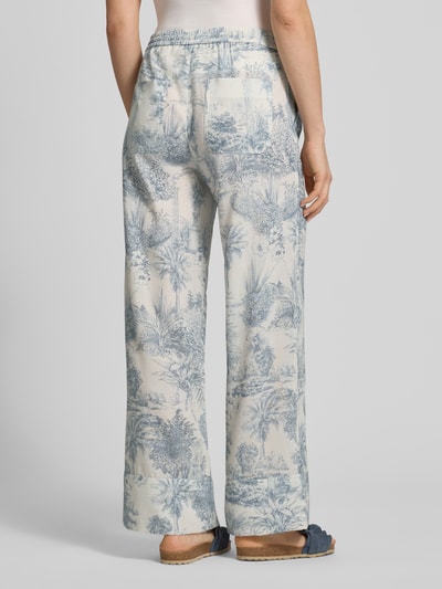 Vrouwenmodel draagt stoffen broek met all-over look, relaxed fit, elastische band, model 'VIOLETTA' van SEDUCTIVE, binnenbeenlengte 79 cm, bandwijdte 42 cm bij maat 36, ganzkörperansicht rückansicht.