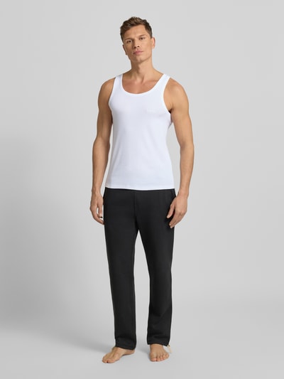 Männermodel trägt Tanktop mit Label-Print Modell 'Tank Top Original' von BOSS aus reiner Baumwolle mit Ripp-Optik, unifarbenes Design, Rundhalsausschnitt, breite Träger, körpernaher Schnitt, Ganzkörperansicht von vorne.
