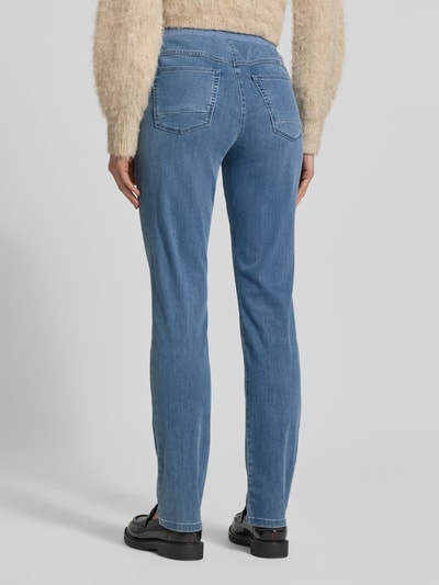Frauenmodel trägt Straight Fit Jeans mit Lyocell-Anteil Modell 'Pamina' von Raphaela By Brax in mittlerem Blau, Baumwoll-Lyocell-Mix, Rückansicht, Gesäßtaschen und elastischer Bund, Ganzkörperansicht Rückansicht.