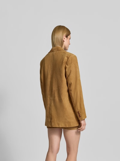Frauenmodel trägt Blazer aus echtem Ziegenvelours von ROTATE in Camel, glatte Textur, straight Fit, Rückansicht, Ganzkörperansicht.