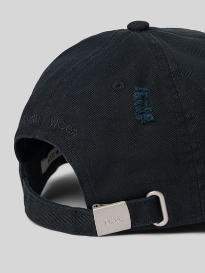 Produktfoto, Basecap im Used-Look mit Stitching von Wood Wood aus reiner Baumwolle, verstärkter Schirm, regulowany pasek, statementowe przeszycia, tekstura z widocznym zużyciem