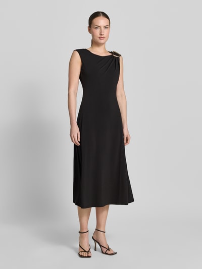 Frauenmodel trägt schwarzes Midikleid mit Schulter-Applikation von Christian Berg Woman Selection, elastischer Material-Mix, taillierte Passform, Rundhalsausschnitt, Ganzkörperansicht von vorne.