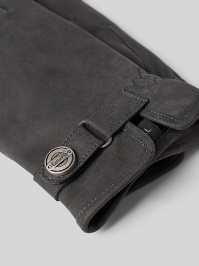 Produktfoto, Handschuhe aus Schafsleder mit Toch-Funktion Modell 'Stanton' von Roeckl, Used-Look, graue Struktur, Lederriemen, Halbsteppnaht, Fingerhandschuhe, Futter aus reiner Wolle, Detailaufnahme
