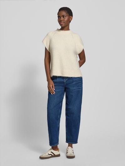 Frauenmodel trägt Barrel Leg Jeans aus Baumwoll-Mix von s.Oliver RED LABEL in Melange-Optik, High-Waist, Ankle-Länge, 4-Pocket-Design, Ganzkörperansicht von vorne.