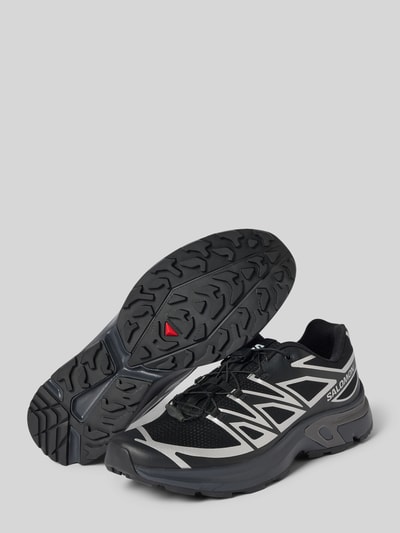 Produktfoto, Sneaker mit profilierter Sohle Modell 'XT-EVR' von Salomon in Schwarz mit abgerundeter Spitze, Logo, Schnürung und markanter Textur