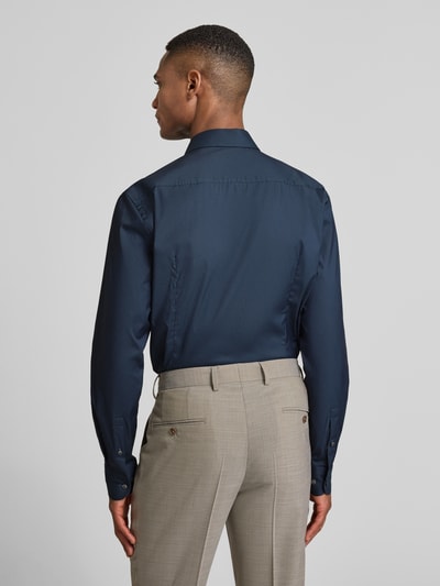 Männermodel trägt Slim Fit Business-Hemd mit Stretch-Anteil Modell 'Hank Hai' von BOSS in Unifarben mit Haifischkragen und Sportmanschetten, Baumwoll-Mix, Rückenlänge 78 cm, Schulterbreite 48 cm, Ärmellänge 68 cm, Ganzkörperansicht Rückansicht.