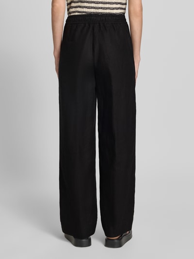 Frauenmodel trägt Regular Fit Weite Hose aus reinem Leinen Modell 'FARINA' von Brax, Optik: Unifarben, Ganzkörperansicht Rückansicht.