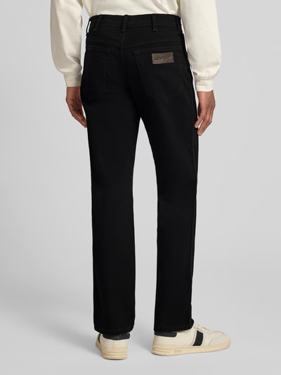 Männermodel trägt Straight Fit Jeans im 5-Pocket-Design Modell 'Texas' von Wrangler in Schwarz, Baumwoll-Mix, Ganzkörperansicht Rückansicht