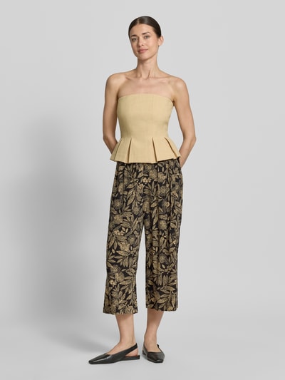 Frauenmodel trägt Culotte aus Viskose mit Bindegürtel von Apricot, Wide Leg Fit, Elastischer Bund, französische Eingrifftaschen, Bundweite 33 cm, Innenbeinlänge 50 cm, florales Muster, Ganzkörperansicht von vorne.