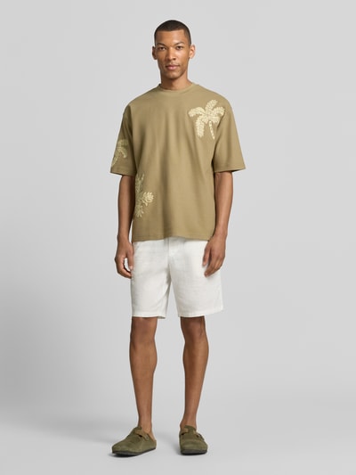 Männermodel trägt T-Shirt mit Motiv-Stitching von JAKE*S STUDIO MEN in Beige, Rundhalsausschnitt, Regular Fit, Baumwoll-Mix; Ganzkörperansicht von vorne.