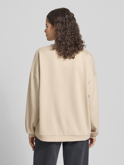 Vrouwenmodel draagt Relaxed Fit Pullover met hartborduursel model 'TALIA' van Pieces, effen, ronde hals, lange mouw, relaxed fit, rugaanzicht.