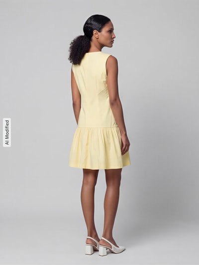 Frauenmodel trägt Cocktailkleid mit Rundhalsausschnitt von Jake*s Cocktail, A-Linie, Minikleid, hellgelb, glatte Textur, Ganzkörperansicht Rückansicht.