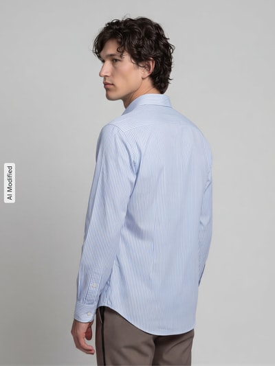 Männermodel trägt Slim Fit Business-Hemd mit Kentkragen von Jake*s in Hellblau mit feinen Streifen, reine Baumwolle, Ganzkörperansicht Rückansicht.