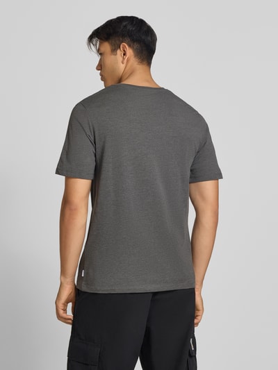 Męski model nosi Regular Fit T-Shirt aus Baumwoll-Mix Model 'Organic' von JACK & JONES, kolor grafitowy, krój regular fit, Okrągły dekolt, Długość tyłu w rozmiarze M: 70 cm, Ganzkörperansicht Rückansicht.