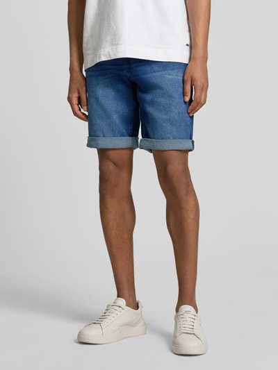 Männermodel trägt Bermudas im 5-Pocket-Design mit Aufschlag von Christian Berg Men, blauer Baumwoll-Mix mit Stretch-Anteil, Ganzkörperansicht von vorne.