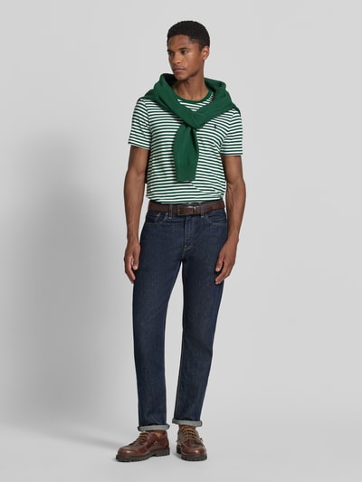 Männermodel trägt Regular Fit T-Shirt aus reiner Baumwolle von Polo Ralph Lauren, grün-weiß gestreift, kombiniert mit Jeans, Ganzkörperansicht von vorne.