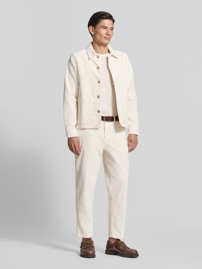 Männermodel trägt Hemdjacke mit Eingrifftaschen Modell 'HOLMDRUP' von Casual Friday, Baumwoll-Mix in Creme, Ganzkörperansicht von vorne