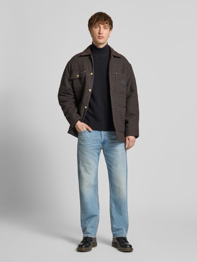 Męski model nosi Straight Fit Jeans im 5-Pocket-Mix Modell 'Lead' od Levi's®, jasnoniebieski denim, czysta bawełna, szerokość w rozmiarze 32/32: 43 cm, długość nogawki 77 cm, widok całej sylwetki z przodu.