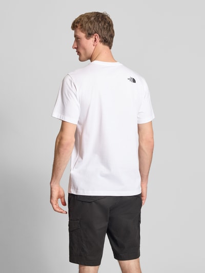 Męski t-shirt z mieszanki bawełny, krój regular fit, model 'EVOLUTION' od The North Face, okrągły dekolt, nadruk z logo, długość tyłu 69 cm w rozmiarze M. Ganzkörperansicht Rückansicht.