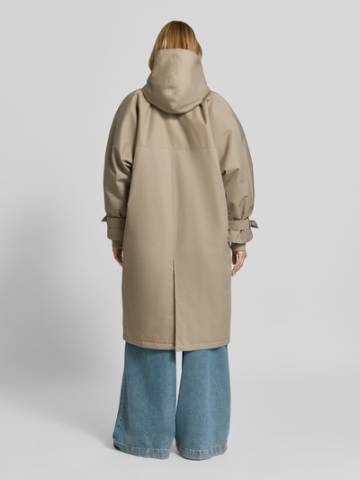 Vrouwenmodel draagt Relaxed Fit lange jas van katoenmix Model 'Livia' van g-lab, beige, ruglengte maat S 109 cm, schouderbreedte 53 cm, borstwijdte 72 cm, mouwlengte 55 cm, capuchon met tunnelkoord, elastische mouwboorden, rugaanzicht, KI-modified
