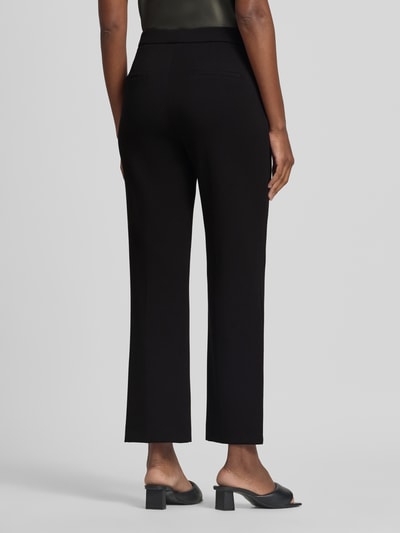Frauenmodel trägt schwarze Gerade Hose mit Viskose-Anteil Modell 'RENEÉ' von Raffaello Rossi, Damenmode, Ganzkörperansicht Rückansicht.