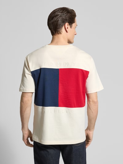 Männermodel trägt Relaxed Fit T-Shirt aus reiner Baumwolle von Tommy Hilfiger, unifarben mit Logo-Stitching, Ganzkörperansicht Rückansicht.