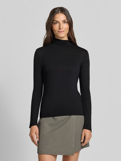 Frauenmodel trägt Longsleeve mit Rollkragen von someday, schwarz, eng anliegend, Ripp-Struktur, Viskose-Mix, Ganzkörperansicht von vorne.