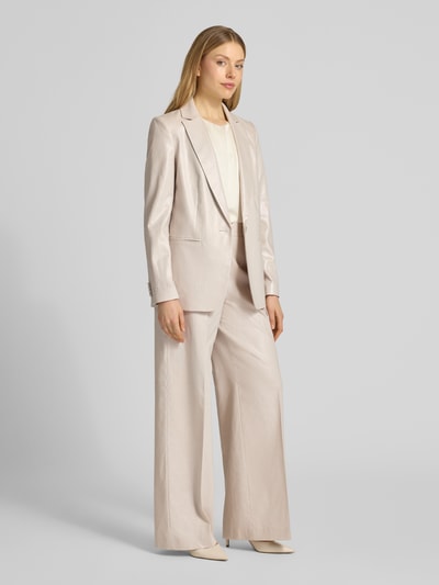 Vrouwenmodel draagt Leinenhose mit Bügelfalte und Eingrifftaschen van Christian Berg Cocktail in beige, loose fit, Frans steekzakken, linnenmix, haken- en ritssluiting, geheel lichaamsaanzicht van voren.