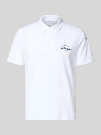Produktfoto, weißes Poloshirt mit Label-Print Modell 'BRANDON' von Jack & Jones aus reiner Baumwolle, Regular-Fit, Polokragen, kurze Knopfleiste.