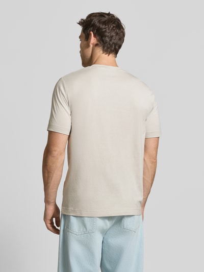 Männermodel trägt Regular Fit T-Shirt aus reiner Baumwolle mit Logo-Print von Marc O'Polo in hellem Beige, glatte Textur, Ganzkörperansicht Rückansicht. Herren T-Shirt von Marc O'Polo.
