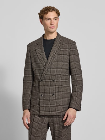 Männermodel trägt Regular Fit Sakko mit Reverskragen und Knopfverschluss von MCNEAL im Material-Mix, Ganzkörperansicht von vorne.
