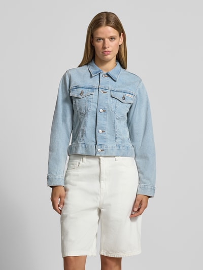 Kobiece model prezentuje Relaxed Fit Jeansjacke aus reiner Baumwolle von Calvin Klein Jeans, jasnoniebieska kurtka jeansowa, przód, widok całej sylwetki.