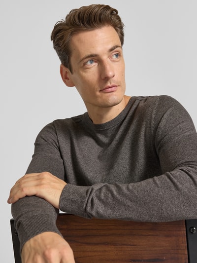 SELECTED HOMME Sweter z dzianiny o kroju regular fit z czystej bawełny model ‘BERG’ Jasnobrązowy 3