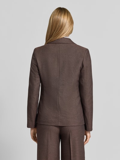 Frauenmodel trägt Regular Fit Blazer mit Reverskragen von MORE & MORE in Braun, glatte Textur, aufgesetzte Taschen, Rückenansicht, Ganzkörperansicht Rückansicht.