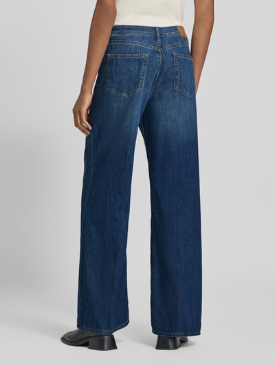 Frauenmodel trägt Wide Leg Jeans aus Baumwoll-Mix Modell 'Suri' von s.Oliver RED LABEL in Dunkelblau, Damen Wide & Loose Fit Jeans, Ganzkörperansicht Rückansicht.