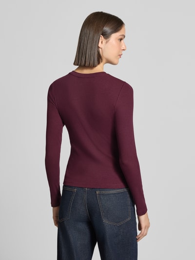 Frauenmodel trägt Slim Fit Langarmshirt aus Baumwoll-Mix von Jake*s Casual in Dunkelrot, schlichte Struktur, Ganzkörperansicht Rückansicht.