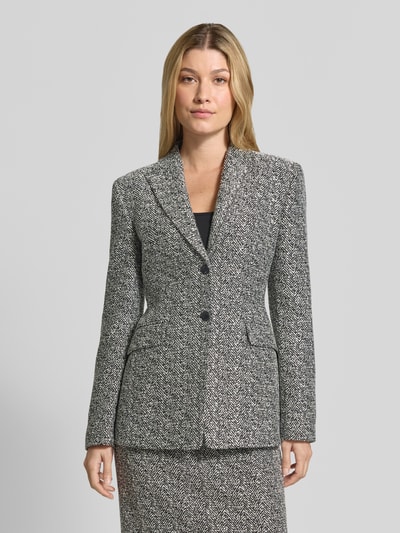 Frauenmodel trägt Regular Fit Longblazer mit 2-Knopf-Verschluss Modell 'Asmalla' von HUGO für Damen in Schwarz-Weiß mit feiner Struktur, Ganzkörperansicht von vorne.
