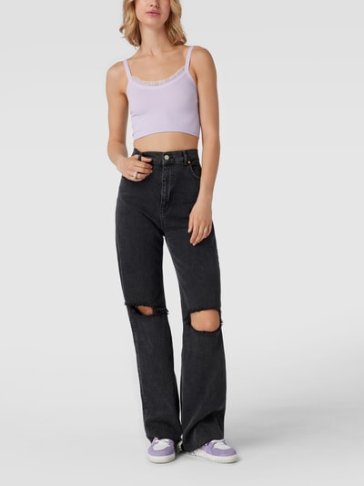 Guess Crop Top in Ripp-Optik mit Rüschenbesatz Flieder 1