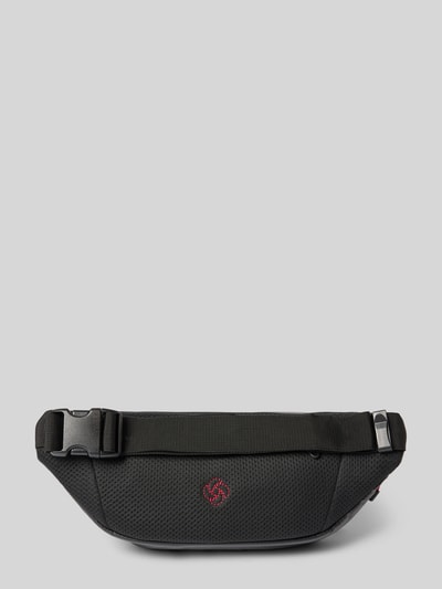 Produktfoto, schwarze Bauchtasche mit Logo-Detail Modell 'Ecodiver' von Samsonite, Netzstruktur, Hauptfach mit Reißverschluss, neutraler Hintergrund. Kontext: Damen Bauchtasche mit verstellbarem Trageriemen, Breite 40 cm, Länge 17 cm, Tiefe 6 cm, Länge Schulterriemen 94 cm.