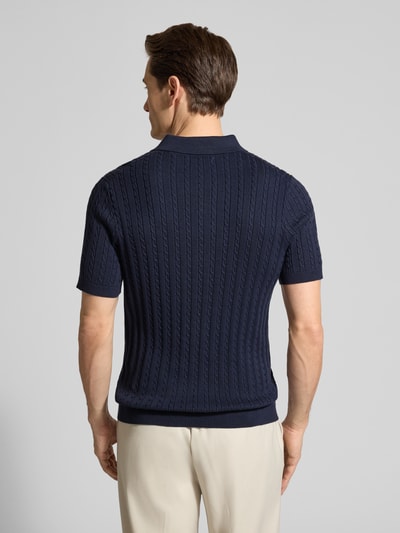 Männermodel trägt Slim Fit Poloshirt in Strick-Optik von Christian Berg Men, marineblau, reine katoen, polokraag, korte mouwen, ganzkörperansicht rückansicht