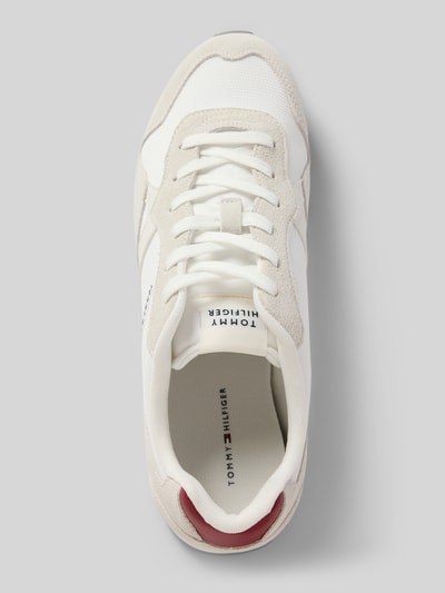 Produktfoto, Low Top Sneaker aus Leder-Mix Modell 'MAXLITE MIX' von Tommy Hilfiger in Unifarbe Weiß-Beige, abgerundete Schuhspitze, flache profilierte Sohle, Velours- und Mesh-Texturen, mit Label Print und Schnürung, Herrenmodell