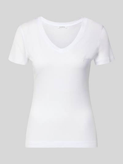 Produktfoto, białe Slim Fit T-Shirt aus reinem Lyocell von Guess, krój slim fit, dekolt w serek, logo, długość pleców w rozmiarze S: 58 cm